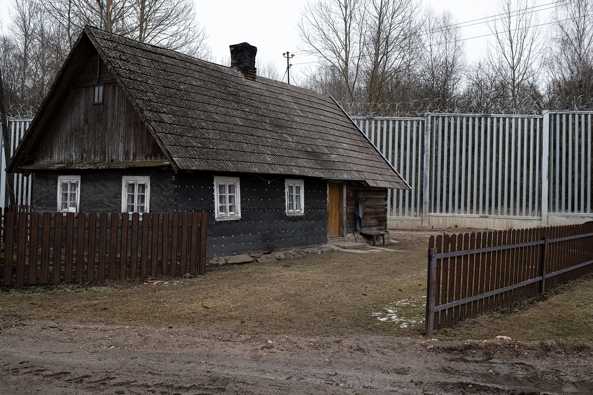  Zdjęcie (H.J.): Jeden dom w To  ł  czy, wsi...