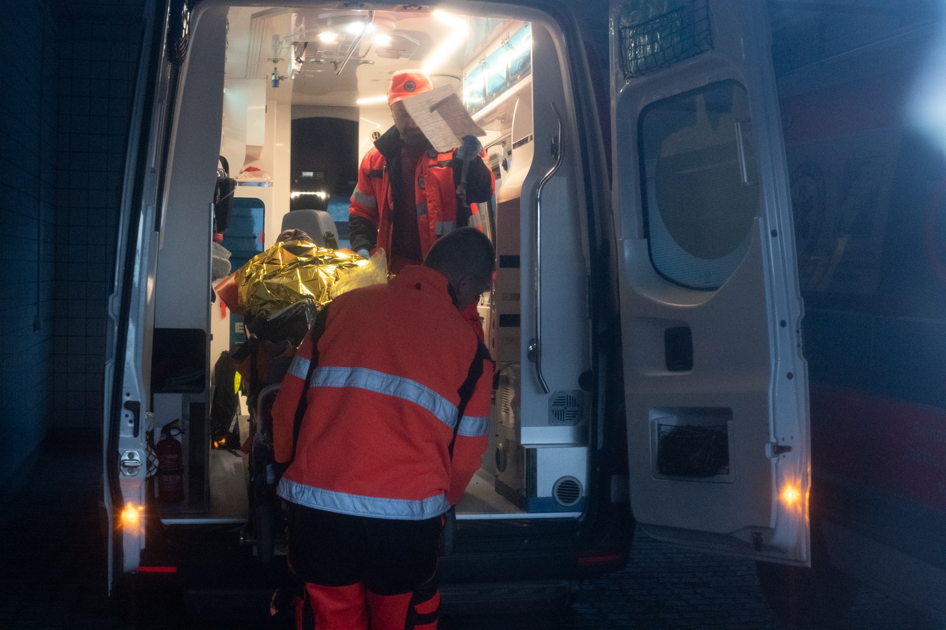        Foto arriba: Ambulancia traslada a un refugiado de...