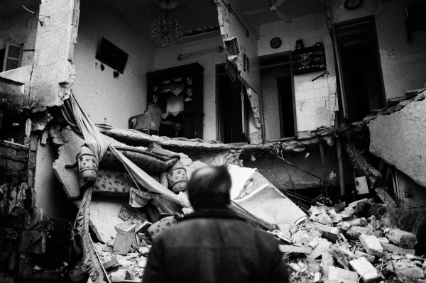 Prints & Posters - Man in front of his destroyed house in Alepo.