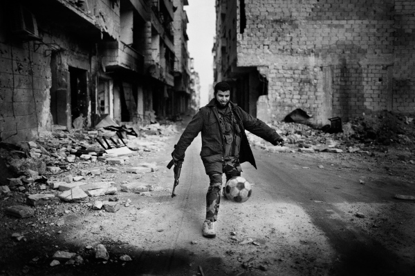 Prints & Posters - Yihadist football player in Alepo - Syria