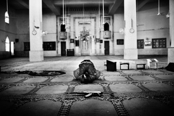 Prints - Praying in a destroyed mosquee in Alepo