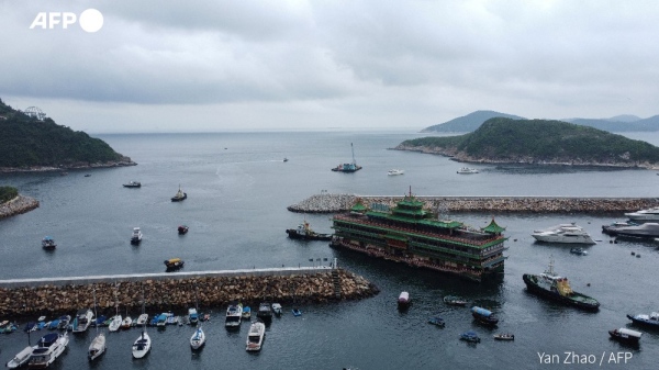 Famed Hong Kong floating restaurant being towed...