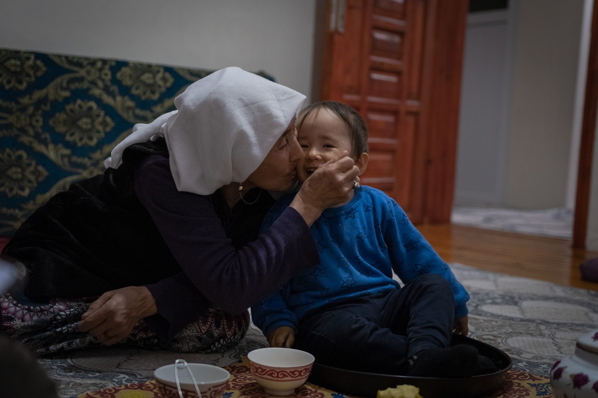 Sedef kissing her grandchild after having dinner. Photo:...